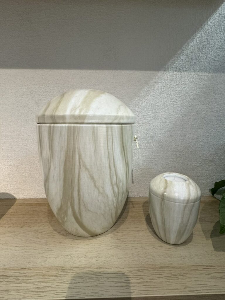 Helle marmorierte Bio Urne aus Lehm von Bestattungen Vöth