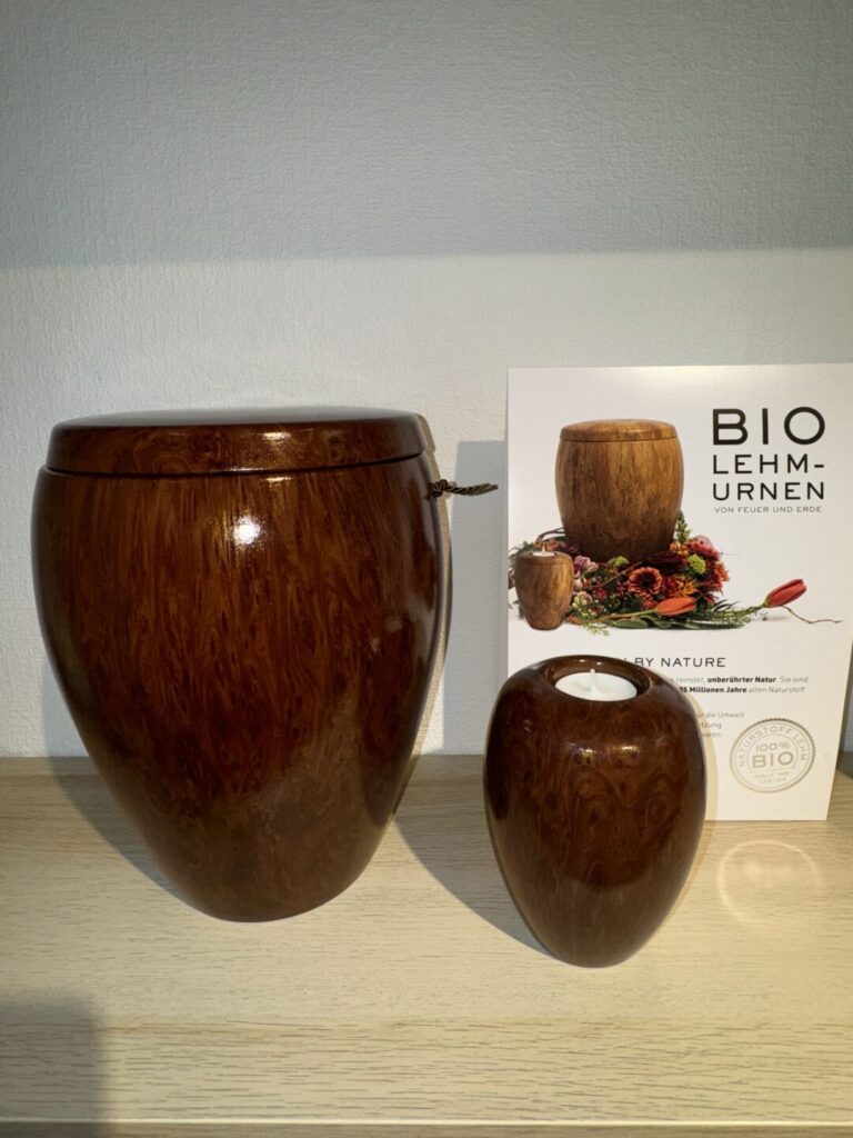 Dunkle Bio Urne von Bestattungen Vöth