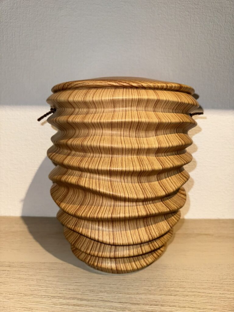 Spezielle hölzerne Bio Urne von Bestattungen Vöth