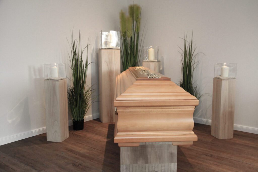 Trauerfeierdekoration Eichensarg