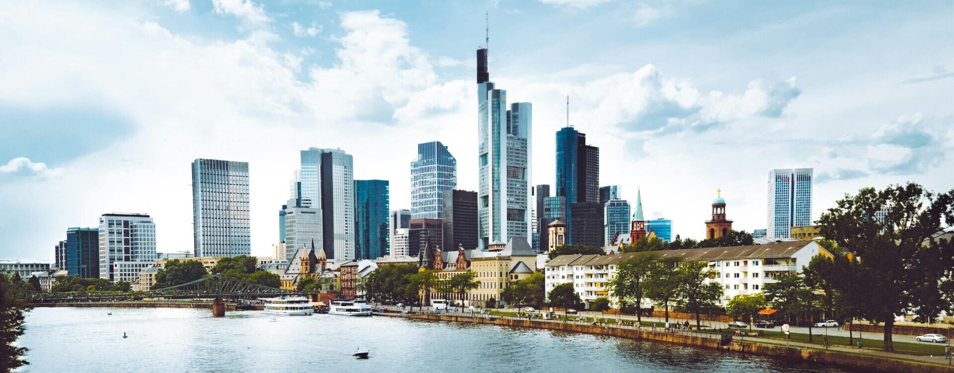 Frankfurt am Main Fluss und Skyline